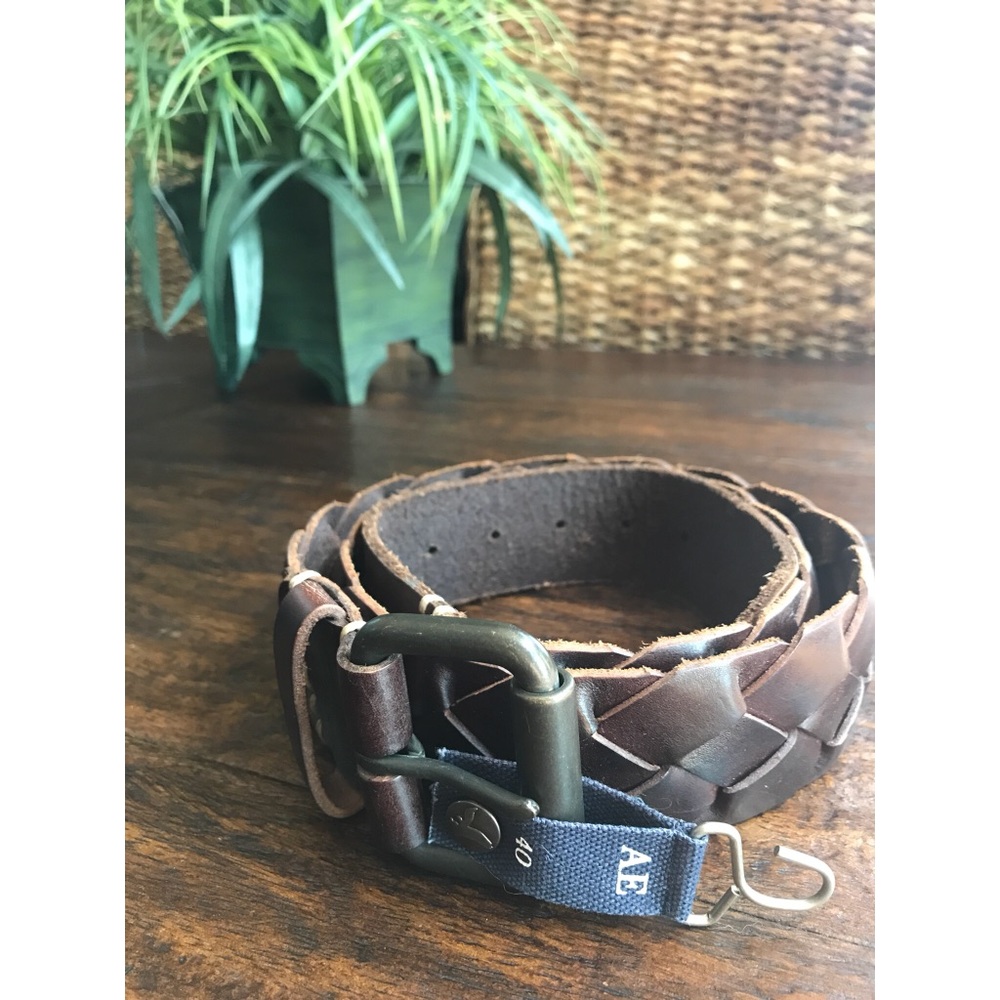 American Eagle mens brown leather belt (size 40)